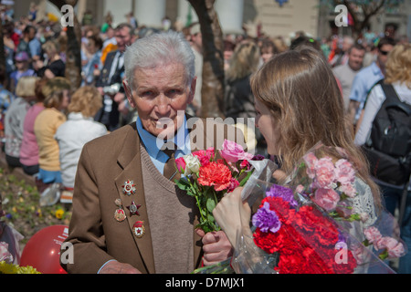 Ancien combattant de la guerre russe célèbre le Jour de la Victoire en face du Théâtre Bolchoï à Moscou. Banque D'Images