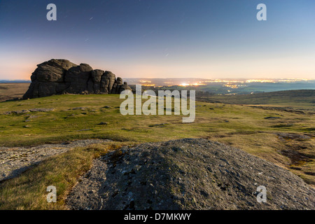 Une vue vers les roches Haytor dans le Dartmoor National Park, Devon, Angleterre, Royaume-Uni, Europe. Banque D'Images