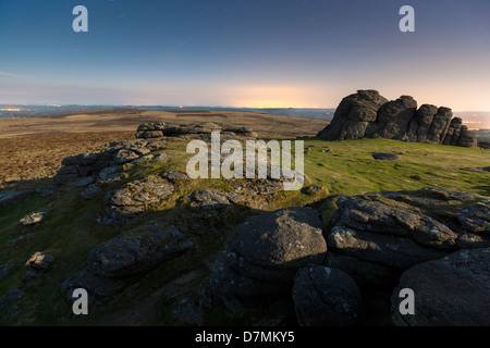 Une vue vers les roches Haytor dans le Dartmoor National Park, Devon, Angleterre, Royaume-Uni, Europe. Banque D'Images