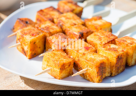 Paneer Tikka Kebab - Tadoori brochettes de fromage indien avec du pain naan, sauce chili, et le concombre et yaourt raita. Eating outdoors Banque D'Images