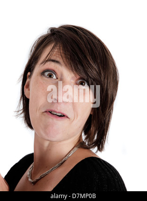 Expression de la variation sur le visage d'une jeune femme brune en studio Banque D'Images