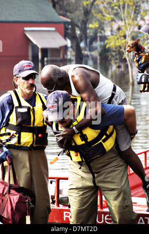 Survivants secourus par la FEMA d'équipes de recherche et de sauvetage en milieu urbain à la suite de l'ouragan Katrina le 5 septembre 2005 à New Orleans, LA. Banque D'Images