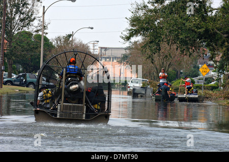 La FEMA équipes de recherche et sauvetage en milieu urbain à la recherche de survivants par bateau d'air suite à l'ouragan Katrina le 3 septembre 2005 à New Orleans, LA. Banque D'Images
