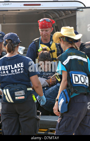 Survivants secourus par la FEMA d'équipes de recherche et de sauvetage en milieu urbain à la suite de l'ouragan Katrina le 3 septembre 2005 à New Orleans, LA. Banque D'Images