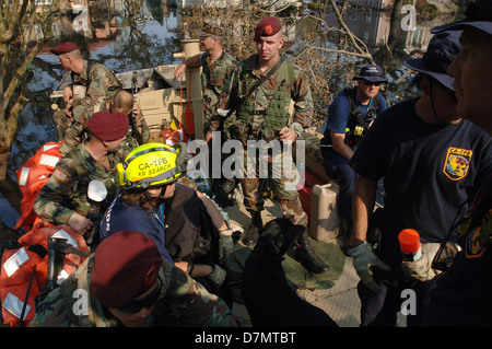 La FEMA d'équipes de recherche et de sauvetage en milieu urbain et gardes nationaux chercher des survivants suite à l'ouragan Katrina le 10 septembre 2005 à New Orleans, LA. Banque D'Images