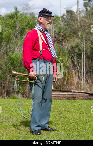 USA, Floride, Naples. La guerre civile de l'Armée de l'Union avec Reenactor bugle. (MR) Banque D'Images