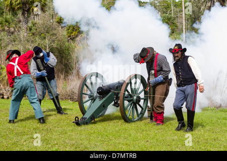 USA, Floride, Naples. La guerre civile Reenactors fire Canon authentique. Banque D'Images