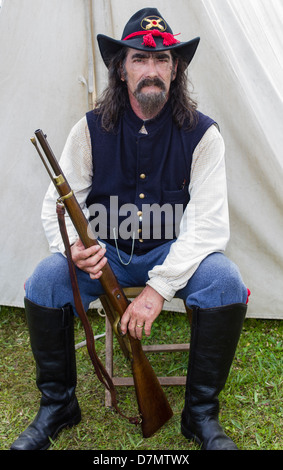 USA, Floride, Naples. La guerre civile de l'Armée de l'Union reenactor avec carabine. (MR) Banque D'Images