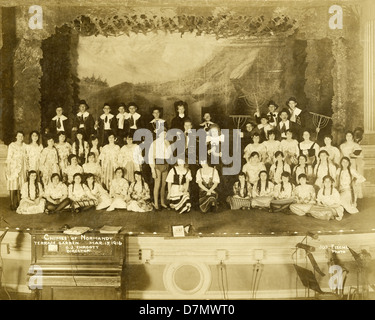 1916 photographie, des acteurs en costume sur le plateau de leur jeu, Cloches de Corneville, O.J. Ehrgott directeur. Région de la ville de New York. Banque D'Images