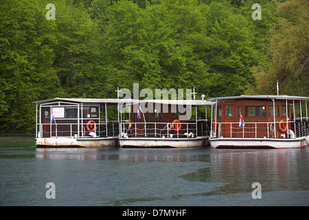 Bateaux touristiques sur le lac Kozjak dans le parc national des lacs de Plitvice, un site du patrimoine mondial de l'UNESCO, en Croatie en mai - Parc national de Plitvice Banque D'Images