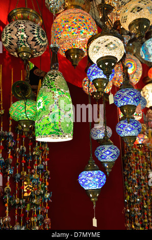 Variété de lampes turques en vente Banque D'Images