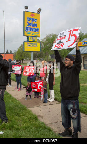 Warren, Michigan USA. Les travailleurs de la restauration rapide et les partisans d'un piquetage restaurant Long John Silver's, exigeant une augmentation de leur taux actuel de 7,40 $ l'heure. Il faisait partie d'une grève d'une journée contre Detroit-zone de restauration rapide par la D15, campagne qui appelle à un salaire de 15 $ et le droit de former un syndicat sans interférence de la gestion. Crédit : Jim West / Alamy Live News Banque D'Images