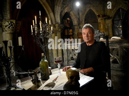 Chanteur Ian Gillan est assis pendant le tournage de la vidéo pour la chanson 'Vincent Price' dans le nouveau théâtre pour films d'horreur, le donjon de Berlin, à Berlin, Allemagne, 27 avril 2013. Photo : BRITTA PEDERSEN Banque D'Images