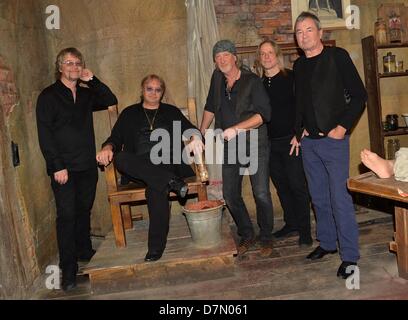 Le claviériste Don Airey (L-R) Ian Paice, batteur, bassiste Roger Glover, le guitariste Steve Morse et le chanteur Ian Gillan du groupe britannique Deep Purple poser pendant le tournage de la vidéo pour la chanson 'Vincent Price' dans le nouveau théâtre pour films d'horreur, le donjon de Berlin, à Berlin, Allemagne, 27 avril 2013. Photo : BRITTA PEDERSEN Banque D'Images