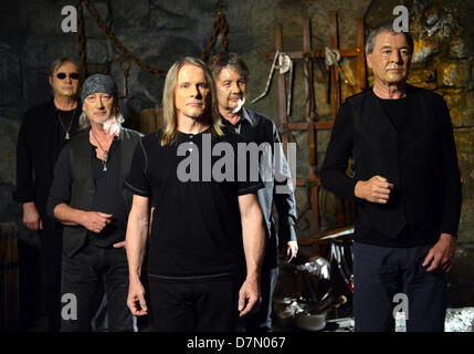 Le bassiste Roger Glover (L-R), le percussionniste Ian Paice, le guitariste Steve Morse, le claviériste Don Airey et chanteur Ian Gillan du groupe britannique Deep Purple jouer figures de cire pendant le tournage de la vidéo pour la chanson 'Vincent Price' dans le nouveau théâtre pour films d'horreur, le donjon de Berlin, à Berlin, Allemagne, 27 avril 2013. Photo : BRITTA PEDERSEN Banque D'Images