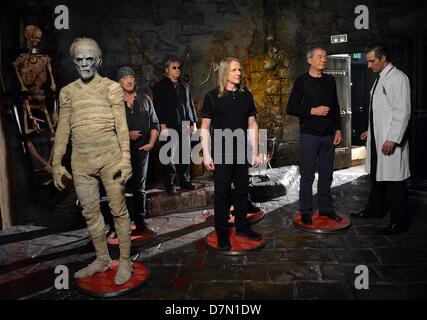 Le bassiste Roger Glover (L-R), le batteur Ian Paice, guitarrist, Steve Morse et Don Airey clavier chanteur Ian Gillan du groupe britannique Deep Purple jouer personnages de cire réalisés par un autre pendant le tournage de la vidéo pour la chanson 'Vincent' Prix de l'album "maintenant quoi ?" dans le nouveau théâtre pour films d'horreur, le donjon de Berlin, à Berlin, Allemagne, 27 avril 2013. Photo : BRITTA PEDERSEN Banque D'Images