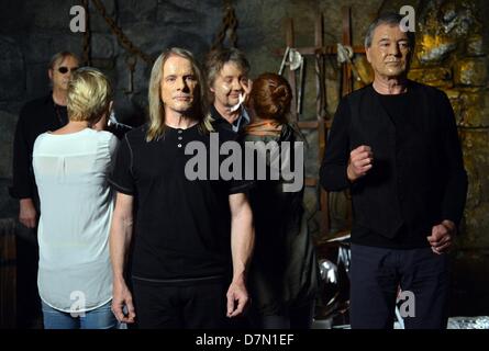 Le bassiste Roger Glover, Ian Paice percussionniste, guitariste, Steve Morse et Don Airey clavier chanteur Ian Gillan du groupe britannique Deep Purple jouer figures de cire pendant le tournage de la vidéo pour la chanson 'Vincent' Prix de l'album "maintenant quoi ?" dans le nouveau théâtre pour films d'horreur, le donjon de Berlin, à Berlin, Allemagne, 27 avril 2013. Photo : BRITTA PEDERSEN Banque D'Images