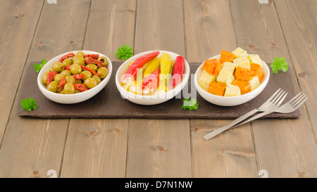 Tapas - Olives et tomates séchées, piments farcis au fromage. Banque D'Images