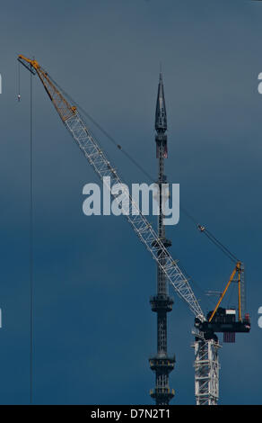 Brooklyn, New York, 10 mai 2013 : spire nouvellement installés au sommet 1 World Trade Center vu de Brooklyn Heights ; la flèche est plus fait la hauteur du bâtiment symbolique de 1 776 pieds d'un, rendant le bâtiment le plus grand aux États-Unis et le troisième plus grand au monde. L'édifice occupe une partie de l'emplacement des tours du World Trade Center qui est tombé dans les attentats terroristes du 11 septembre 2001. Crédit : Joseph Reid / Alamy Live News Banque D'Images