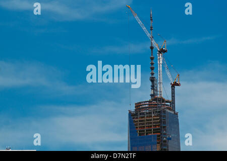 Brooklyn, New York, 10 mai 2013 : spire nouvellement installés au sommet 1 World Trade Center vu de Brooklyn Heights ; la flèche est plus fait la hauteur du bâtiment symbolique de 1 776 pieds d'un, rendant le bâtiment le plus grand aux États-Unis et le troisième plus grand au monde. L'édifice occupe une partie de l'emplacement des tours du World Trade Center qui est tombé dans les attentats terroristes du 11 septembre 2001. Crédit : Joseph Reid / Alamy Live News Banque D'Images