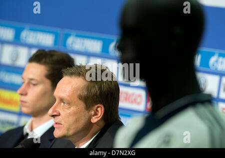 Julian Draxler Schalke's (L) et directeur sportif Horst Heldt sourire pendant une conférence de presse à Gelsenkirchen, Allemagne, 10 mai 2013. Le FC Schalke 04 a annoncé l'extension de super talent Julian Draxler's contrat pour deux ans jusqu'en 2018. Dans l'avenir, il portera le numéro 10. Photo : BERND THISSEN Banque D'Images