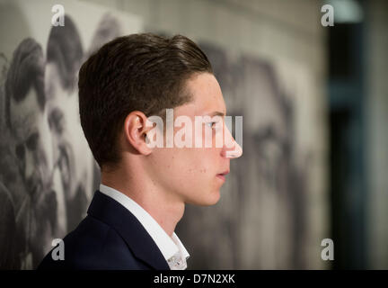 Julian Draxler du Schalke donne des interviews après une conférence de presse à Gelsenkirchen, Allemagne, 10 mai 2013. Le FC Schalke 04 a annoncé l'extension de super talent Julian Draxler's contrat pour deux ans jusqu'en 2018. Dans l'avenir, il portera le numéro 10. Photo : BERND THISSEN Banque D'Images