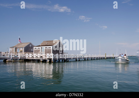 Le Massachusetts, New England, Nantucket. Tout droit de l'eau et quai taxi typique waterfront cottages. Banque D'Images