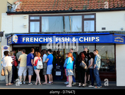 La queue pour les vacanciers anglais fish and chips, des puits à côté de la mer, Norfolk, s personnes queue chip shop Banque D'Images