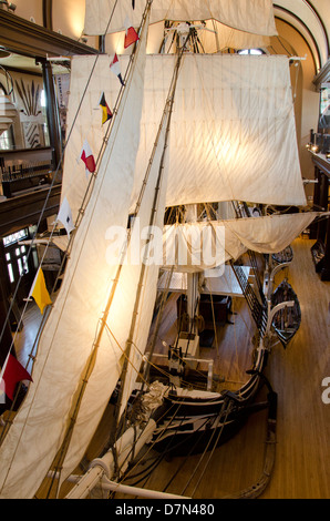 Le Massachusetts, New Bedford. New Bedford Whaling Museum, 89 pieds de la moitié de l'échelle de l'écorce à la baleine modèle Lagoda. Banque D'Images