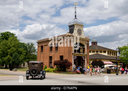 Le Michigan, Wyandotte. Greenfield Village. Main Street, Sir John Bennett Clock Tower et glockenspiel. Banque D'Images