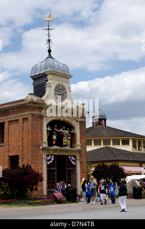 Le Michigan, Wyandotte. Greenfield Village. Main Street, Sir John Bennett Clock Tower et glockenspiel. Banque D'Images