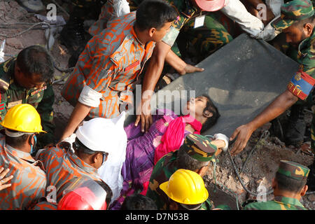 10 mai 2013 - Savar, Dhaka, Bangladesh - sauveteurs tirer une femme appelée Reshma des décombres du Rana Plaza, vendredi après-midi, 17 jours après l'effondrement d'immeubles à Savar. Le bilan des victimes a grimpé à 1 043 vendredi. (Crédit Image : © Hassan Raza/Monirul Alam/ZUMAPRESS.com) Banque D'Images