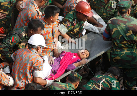 10 mai 2013 - Savar, Dhaka, Bangladesh - sauveteurs tirer une femme appelée Reshma des décombres du Rana Plaza, vendredi après-midi, 17 jours après l'effondrement d'immeubles à Savar. Le bilan des victimes a grimpé à 1 043 vendredi. (Crédit Image : © Hassan Raza/Monirul Alam/ZUMAPRESS.com) Banque D'Images