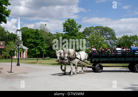 USA, Michigan, Wyandotte. Greenfield Village. Panier cheval en face de Martha-Mary Chapel. Banque D'Images