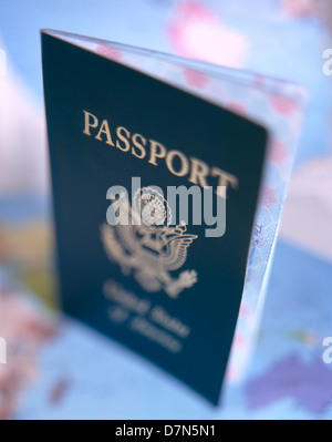 Passeport US sur une carte du monde, ©mak. Banque D'Images