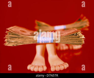 Des piles de l'argent sur pieds sur rouge, ©mak. Banque D'Images