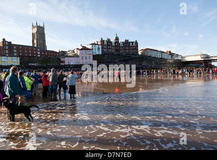 À partir du lendemain de la charité nager à plage de Cromer, Norfolk Banque D'Images