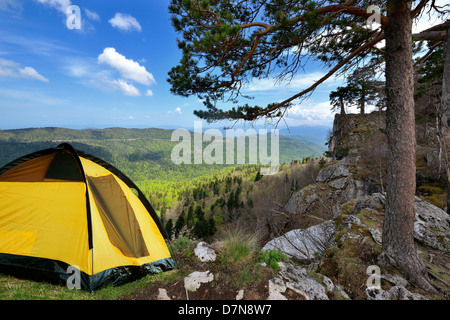 La Russie. Plateau de Lagonaki. Adygea. Montagne au début du printemps, le jaune tente de camping sur la côte dans une lumière du matin Banque D'Images