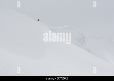 Des gens au hasard sur une énorme montagne de Roumanie Banque D'Images