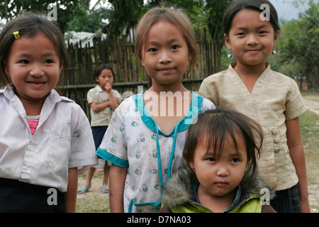 Enfants Hmong près de Vang Vieng. Banque D'Images