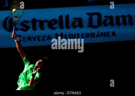 Madrid, Espagne. 10 mai 2013. David Ferrer de l'Espagne sert la balle au premier tour de l'Espagne pendant le match entre Rafael Nadal et David Ferrer de l'Espagne de l'Espagne pendant huit jours de l'Open de Madrid de La Caja Magica.Credit : Action Plus Sport Images/Alamy Live News Banque D'Images