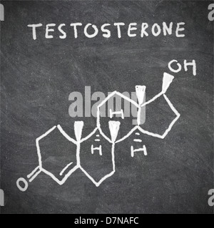 Structure chimique de la testostérone sur tableau noir avec écrit la formule de la craie. Banque D'Images