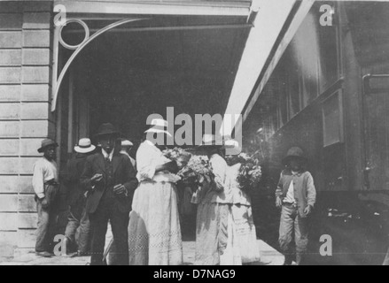 Une photographie montrant une foule de personnes à bord d'un train dans le cadre de l'expédition sud-américaine du capitaine Marshall Field. Le groupe, composé des docteurs George Bryan et J. Francis Macbride, a participé à la recherche botanique en Amérique du Sud. Banque D'Images