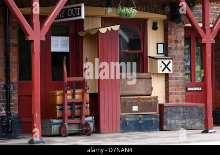 Vieux bagages et panier sur la plate-forme de Tenterden Town station sur Kent & East Sussex Railway , Tenterden , Kent , Angleterre Banque D'Images