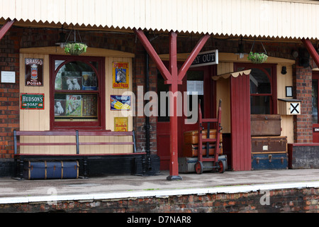 Vieux bagages et panier sur la plate-forme de Tenterden Town station sur Kent & East Sussex Railway , Tenterden , Kent , Angleterre Banque D'Images