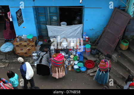 Boutique vendant des casseroles et des poêles dans le marché de rue, Coroico, ni dans la province de Yungas, Bolivie Banque D'Images