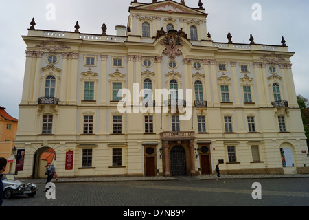 Palais de l'archevêque dans l'enceinte du château de Prague Banque D'Images