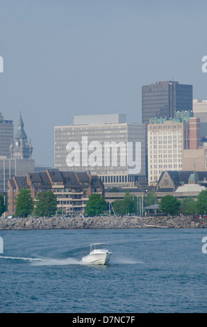 Buffalo, New York. Vue du lac Érié, du centre-ville historique de Buffalo d'horizon. Banque D'Images