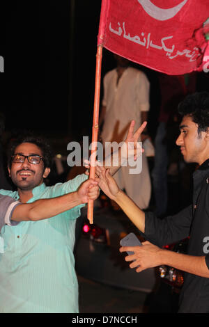 KARACHI, PAKISTAN : le 10 mai 2013 : le PTI partisans dans les rues de Karachi, un jour avant les élections nationales. Aine Jean-pierre/Alamy Live News Banque D'Images