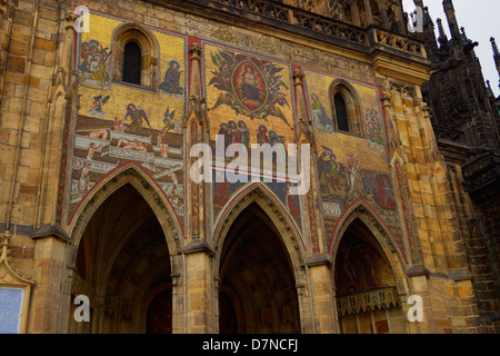 Portail d'entrée originale de St Cathédrale Saint-Guy de Prague. Au-dessus de l'entrée est la mosaïque de, "le Jugement dernier" Banque D'Images